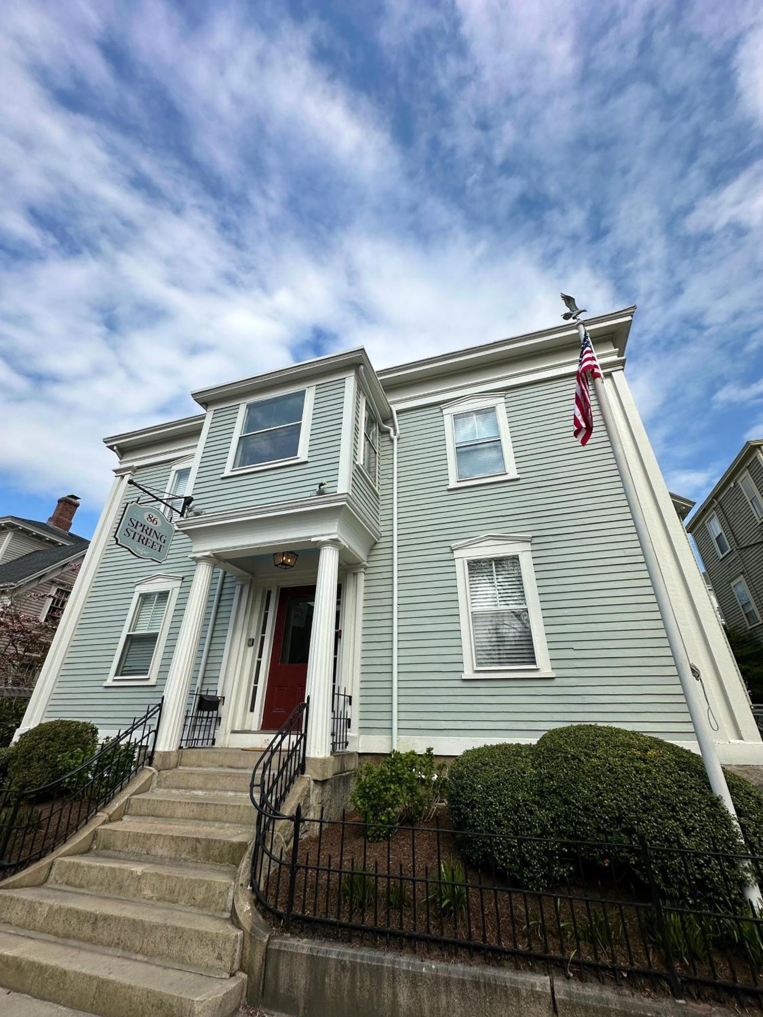 Entire Charming Victorian Home Downtown Newport Exterior photo